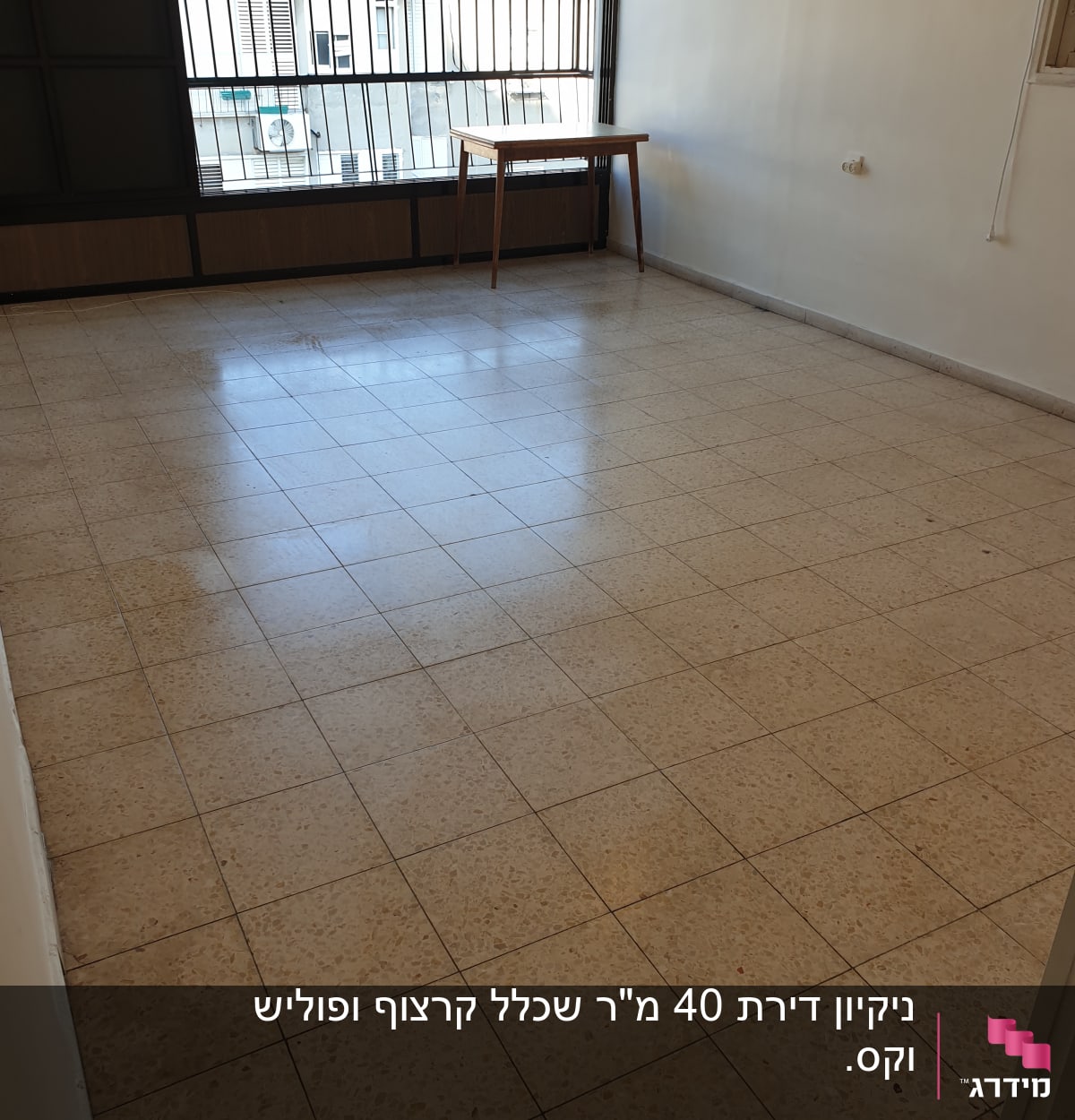 רצפה נקייה בחדר ריק עם שולחן קטן